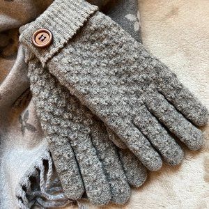 Women’s Winter Warm Gloves Fleece W/ Button Details in Light Gray